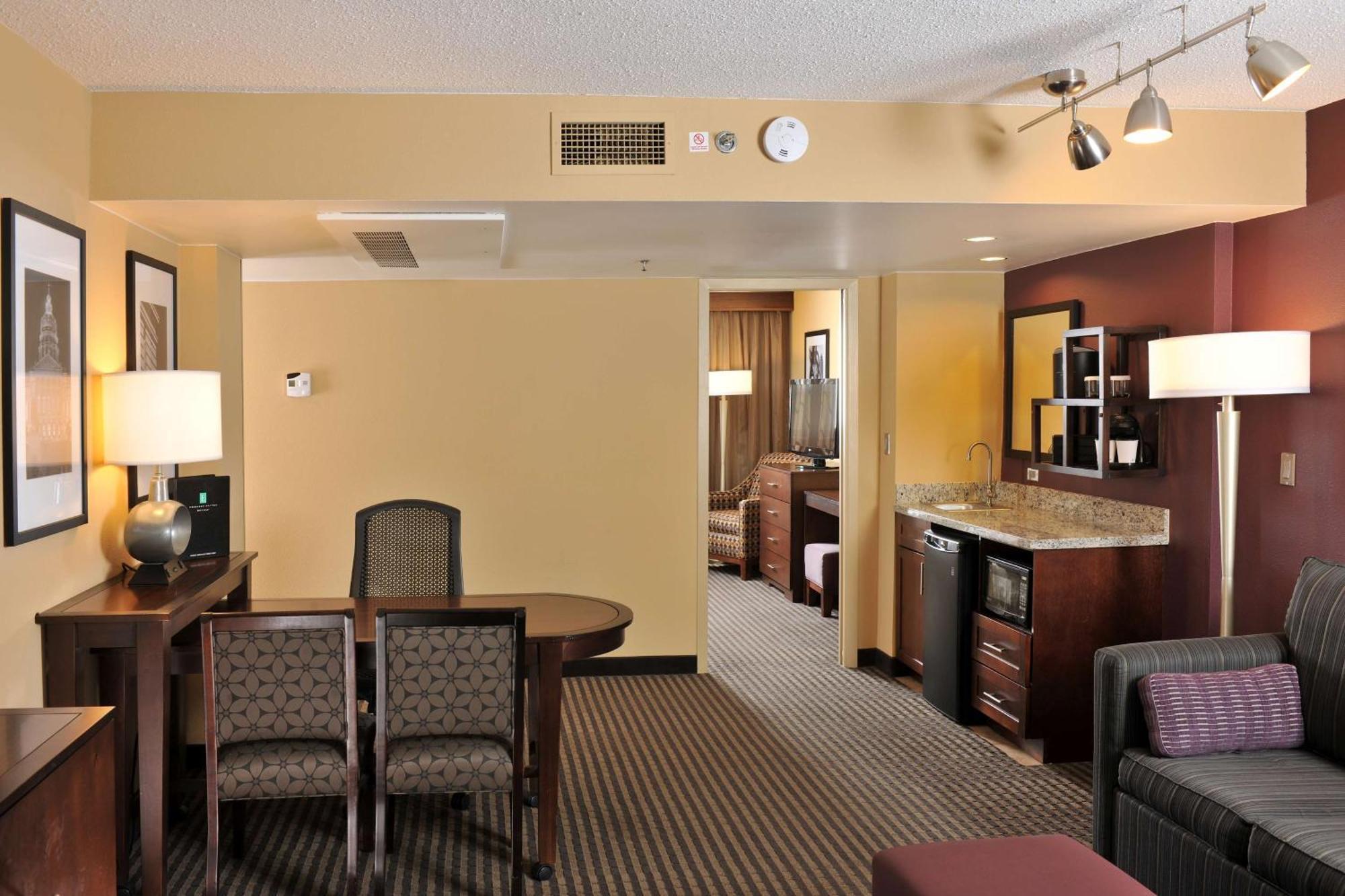 Embassy Suites Des Moines Downtown Exterior foto